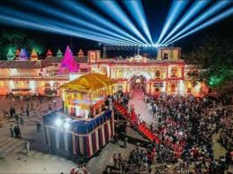 छत्तीसगढ़ के बस्तर दशहरा का मुख्य आकर्षण होता है दुमंजिला रथ, इसके निर्माण करने वालाें काे मिलती है सजा