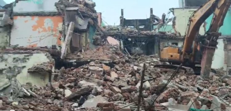 "गंजपारा में बिना अनुमति मकान गिराने का काम, बड़ा हादसा टला"