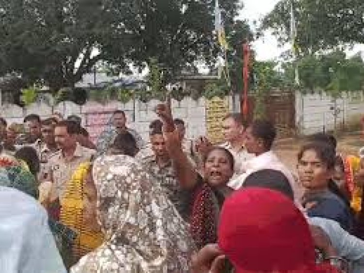 दुर्गा पंडाल को लेकर गोंडवाना और हिंदू समाज के बीच बवाल, लाठीचार्ज में कई हुए घायल