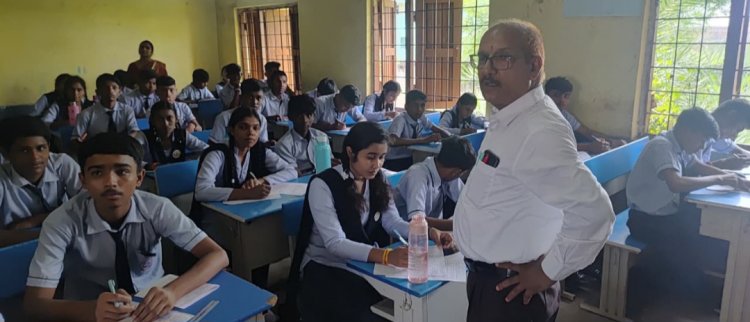 दुर्ग:  जिला शिक्षा अधिकारी ने विभिन्न स्कूलों का किया निरीक्षण