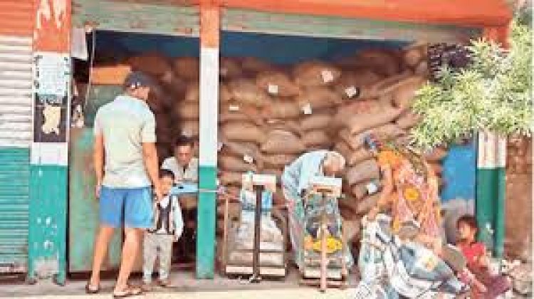 मां और नाबालिग बेटी के अलग राशनकार्ड, डुप्लीकेट Aadhaar Card से चल रहा घोटाले का खेल