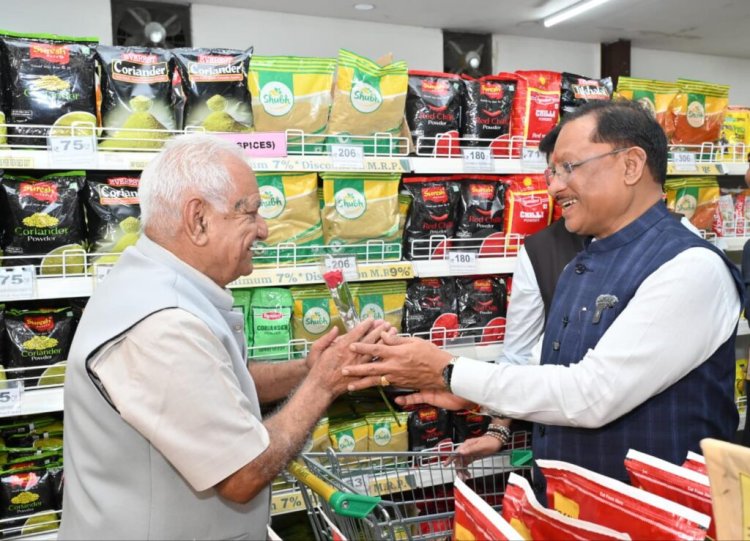 जब मुख्यमंत्री खुद बने ग्राहक : घरेलू सामान की शॉपिंग कर उठाया जीएसटी दरों में कटौती का लाभ