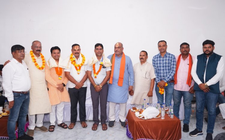 दुर्ग ग्रामीण विधायक ललित चंद्राकर ने चंद्रनाहु कुर्मी समाज के नवनिर्वाची पदाधिकारियों का किया सम्मान