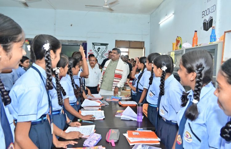 स्कूल  शिक्षा मंत्री गजेंद्र यादव ने किया स्कूलों का आकस्मिक निरीक्षण