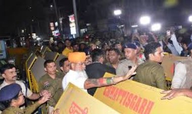 एसपी-टीआई को धमकी देने वाले करणी सेना के अध्यक्ष ने दी गिरफ्तारी, थाने के बाहर समर्थकों की पुलिस के खिलाफ नारेबाजी