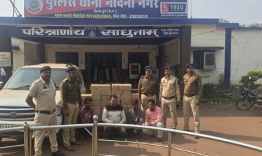 दुर्ग : धमधा मार्ग पर पुलिस की रेड कार्रवाई: टाटा सफारी में 28 पेटी देसी शराब पकड़ी गई