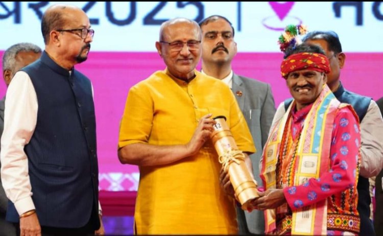 रिखी को उपराष्ट्रपति के हाथों मिला राज्य अलंकरण, बोले-कला का हुआ सम्मान