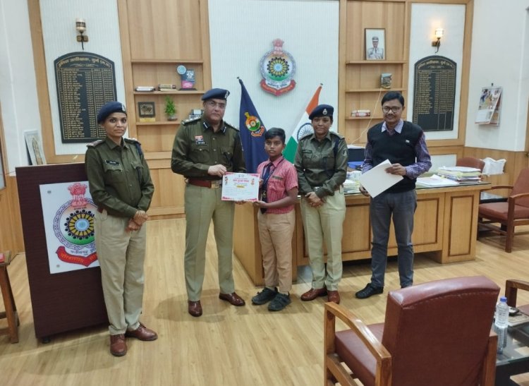 बाल सुरक्षा सप्ताह के अंतर्गत प्रतियोगिता में स्थान प्राप्त करने वाले छात्र-छात्राओं को वरिष्ठ पुलिस अधीक्षक दुर्ग द्वारा प्रशस्ति पत्र देकर  किया गया  सम्मानित