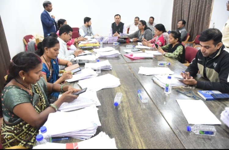 संभाग आयुक्त और कलेक्टर ने डिजिलाइजेशन कार्य का निरीक्षण किये, कार्य में प्रगति लाने दिये आवश्यक मार्गदर्शन