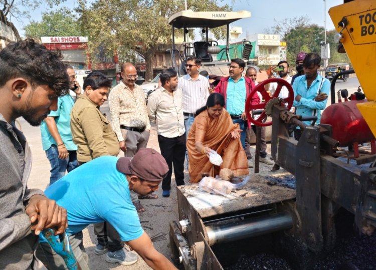 महापौर अलका बाघमार ने चार्ज रोड डामरीकरण कार्य का किया निरीक्षण,पूजा अर्चना कर करवाया कार्य का शुभारंभ
