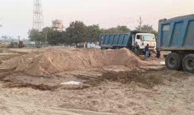 रेत माफियाओं के हौसले बुलंद : जनप्रतिनिधियों के संरक्षण में अवैध भंडारण जारी, कवरेज करने गए पत्रकारों के साथ की गई बदसलूकी