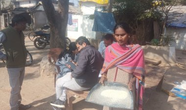 शासकीय उचित मूल्य दुकानों से सड़ा हुआ चावल वितरण किए जाने की जांच करने पहुंचे तहसीलदार ने शिकायत को सही पाया