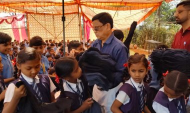 650 बच्चों को बांटे स्वेटर, ठंड से मिली राहत