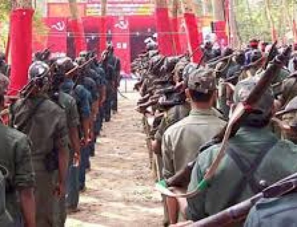 सुकमा में बड़ा समर्पण: 33 लाख के इनामी 10 माओवादी मुख्यधारा में लौटे, AK-47 समेत हथियार सौंपे