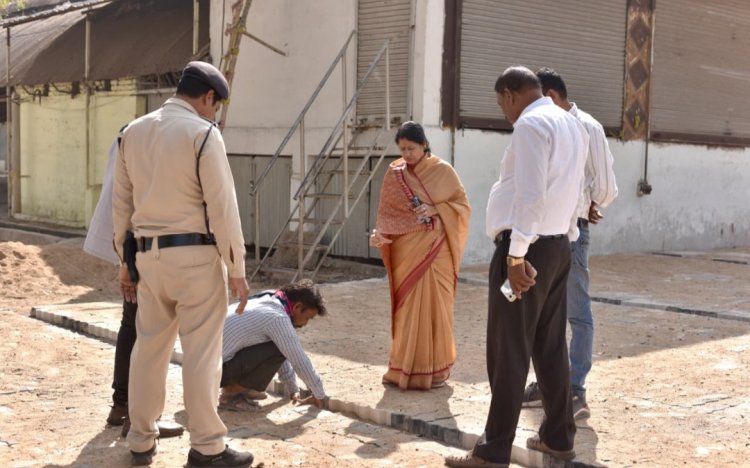 पुरानी गंज मंडी में महापौर का औचक निरीक्षण, पेवर ब्लॉक में खामियाँ उजागर