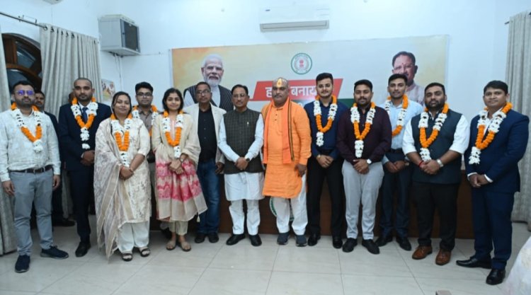 दुर्ग ग्रामीण विधायक ललित चंद्राकर के नेतृत्व में सीजी पीएसी में चयनित अभ्यर्थियों व पालकगण ने मुख्यमंत्री विष्णुदेव साय  से सौजन्य मुलाकात किया