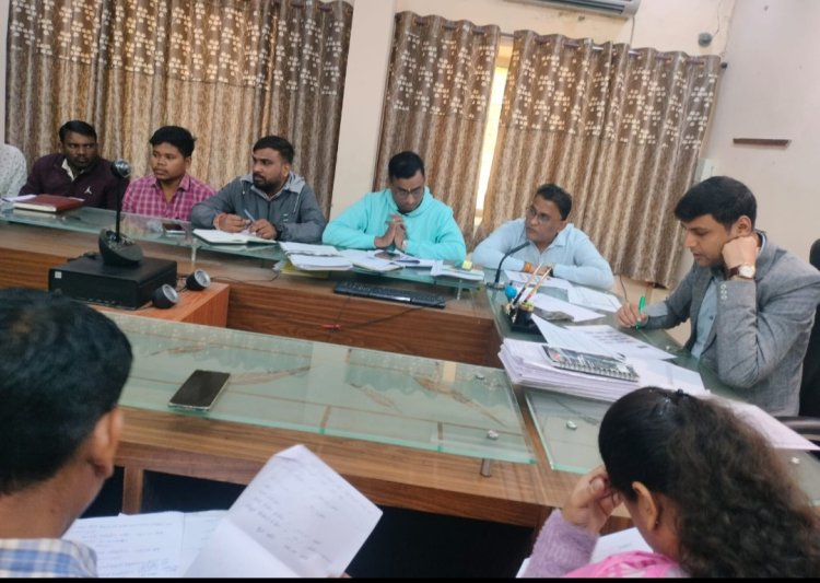 पीएम आवास योजना की प्रगति पर कमिश्नर सुमित अग्रवाल की अधिकारियों–एजेंसियों की समीक्षा