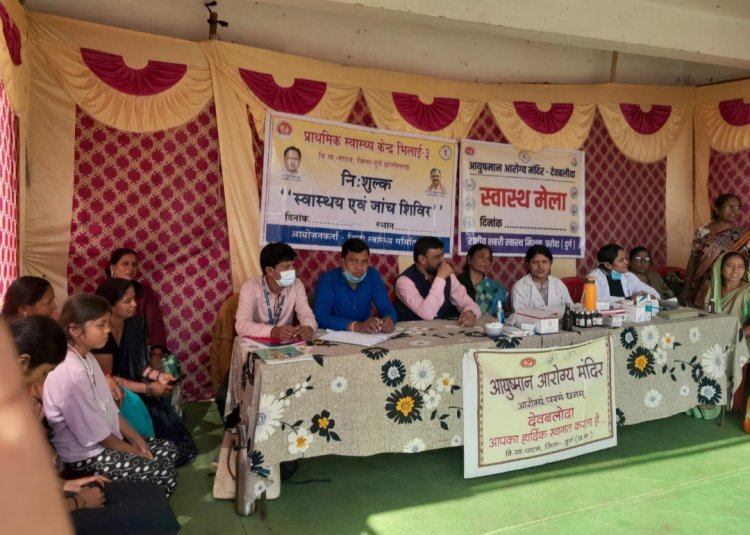 स्वास्थ्य शिविर में मरीजों की जांच कर दी गई दवाएं