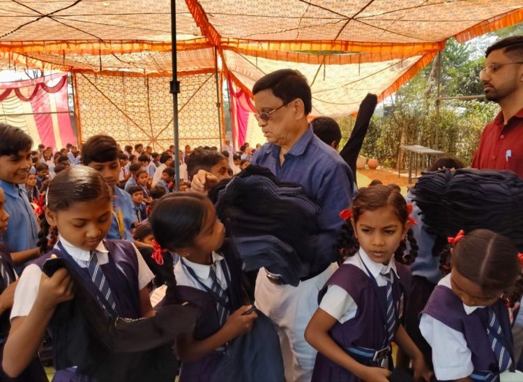 650 बच्चों को बांटे स्वेटर, ठंड से मिली राहत