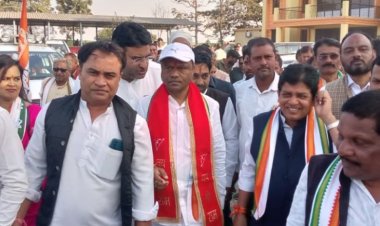 प्रदेश कांग्रेस अध्यक्ष दीपक बैज के मनरेगा बचाओ संग्राम पदयात्रा में लगातार साथ चल रहे हैं अय्यूब खान 