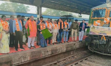 “अयोध्या धाम तीर्थ दर्शन योजना: विधायक ललित चंद्राकर एवं महापौर अलका बाघमार ने 182 श्रद्धालुओं को दिखाई हरी झंडी”