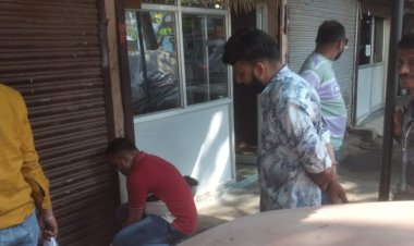 बकाया किराया नहीं चुकाने पर निगम की सख्ती, गंजपारा में 12 दुकानें सील