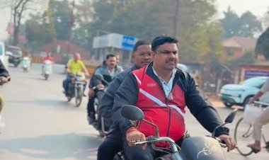कानून सबके लिए समान या सिर्फ आम जनता के लिए? छत्तीसगढ़ के स्कूल शिक्षा मंत्री गजेंद्र यादव बिना हेलमेट बाइक चलाते दिखे, सोशल मीडिया रील से उठा सवाल