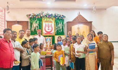 माता सरस्वती को पूजा अर्चना के साथ बच्चों को माता का प्रसाद स्वरूप कॉपी पेन का वितरण