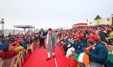 राष्ट्रपति ने परिचय पूछा तो रिखी के साथ कलाकार बोले-छत्तीसगढ़िया सबले बढ़िया,गणतंत्र दिवस परेड के उपरांत लोक कलाकार रिखी क्षत्रिय और उनका समूह मिला राष्ट्रपति-प्रधानमंत्री से 