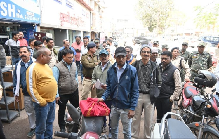 किराया बकाया पर नगर निगम भिलाई की बड़ी कार्रवाई, आकाशगंगा परिसर की 9 दुकानें सील