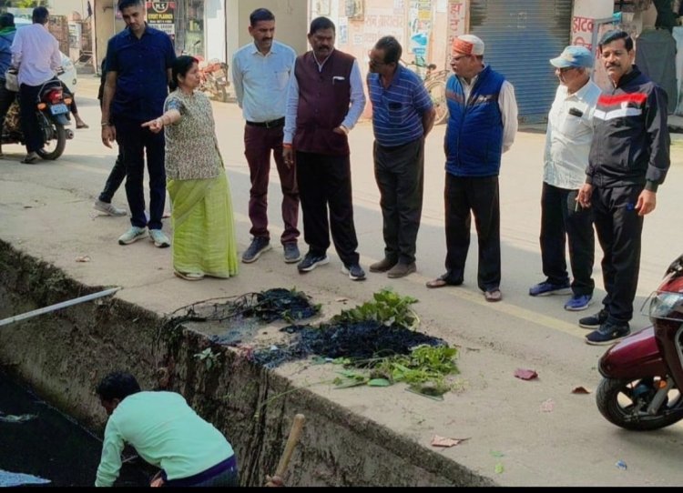 वार्ड-43 मुक्त नगर: महापौर ने नालों की सफाई परखी, लापरवाही पर जताई नाराजगी