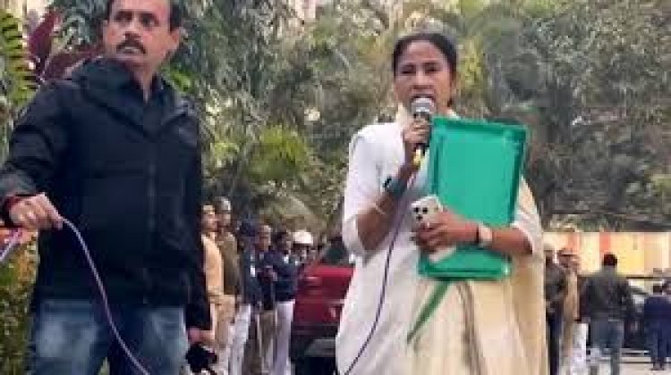 बंगाल में हाई वोल्टेज ड्रामा, कोलकाता में आइ-पैक कार्यालय पर ईडी का छापा, तिलमिलाईं सीएम ममता ले गईं दस्तावेज