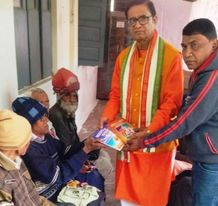 वृद्धजनों के सम्मान की प्रेरणा देता है साहित्य - आचार्य शर्मा,विश्व हिन्दी दिवस पर पुलगांव वृद्धाश्रम में डॉ.शर्मा ने पुस्तकें भेंट कर किया सम्मान