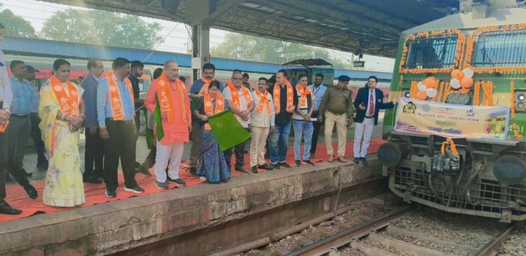 “अयोध्या धाम तीर्थ दर्शन योजना: विधायक ललित चंद्राकर एवं महापौर अलका बाघमार ने 182 श्रद्धालुओं को दिखाई हरी झंडी”