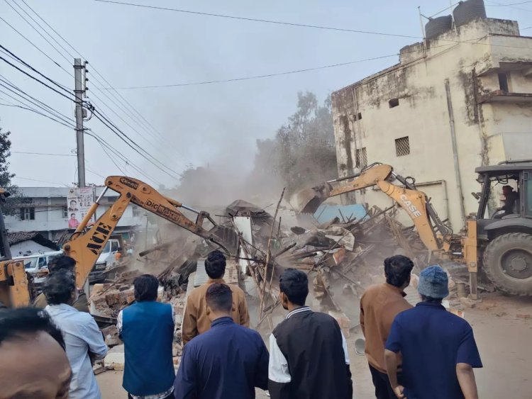 रायपुर : नाबालिग से दुष्कर्म आरोपी अब्दुल सज्जाद अंसारी का अवैध निर्माण निगम ने किया ध्वस्त