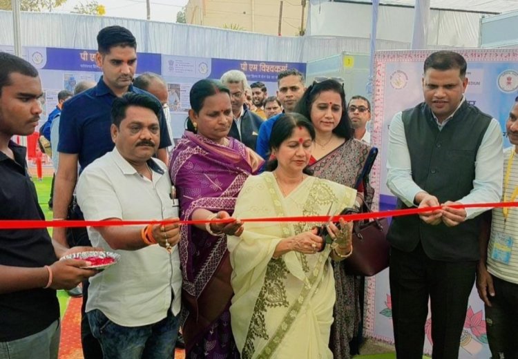 प्रदर्शनी का शुभारंभ करते हुए महापौर अलका बाघमार ने कारीगरों के हुनर को बताया प्रेरणादायक 