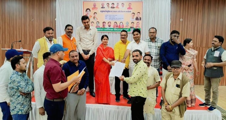 महापौर,आयुक्त ने 15 पात्र आश्रितों को सौंपे अनुकम्पा नियुक्ति पत्र