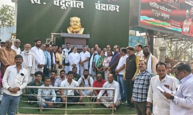 सांसद एवं प्रख्यात पत्रकार दाऊ चंदूलाल चंद्राकर  की 31 वा पुण्यतिथि पर कांग्रेस जनों ने श्रद्धांजलि सभा कर उनके जीवन पर आधारित समाचार का प्रकाशन किया गया