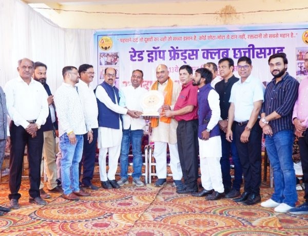 रक्तमित्रों एवं विभिन्न सामाजिक संस्थाओं के सम्मान समारोह कार्यक्रम में शामिल हुए दुर्ग ग्रामीण विधायक ललित चंद्राकर