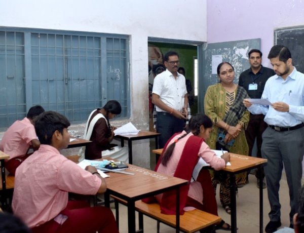 हाईस्कूल बोर्ड परीक्षा का कलेक्टर ने किया आकस्मिक निरीक्षण,परीक्षा केन्द्रों में पानी, बिजली के समुचित प्रबंध करने के दिये निर्देश