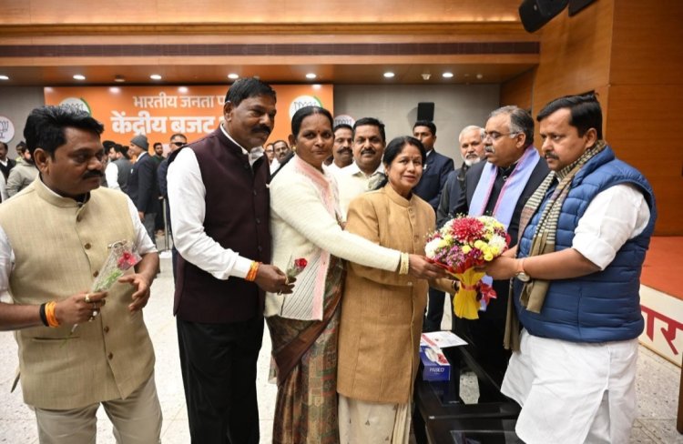 भारतीय जनता पार्टी के राष्ट्रीय अध्यक्ष नितिन नबीन से महापौर अलका बाघमार की एमआईसी साथियों संग दिल्ली में सौजन्य मुलाकात