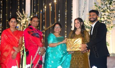 महापौर की अनोखी पहल,सड़क सुरक्षा का संदेश: महापौर द्वारा तीन अलग-अलग शादियों में पहुँचकर दूल्हा-दुल्हन को हेलमेट भेंट कर दी शुभकामनाएं