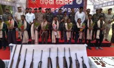 ओडिशा में माओवादियों को बड़ा झटका: कालाहांडी में 11 नक्सलियों ने किया आत्मसमर्पण, 63.25 लाख का था इनाम