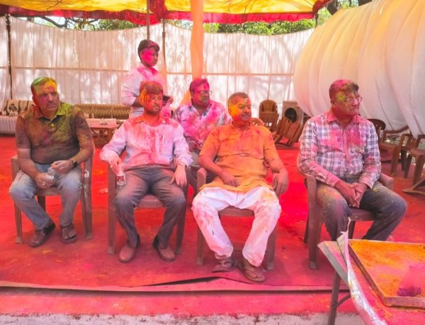 दुर्ग :  पुलिस कंट्रोल रूम परिसर में पुलिस अधिकारियों एवं कर्मचारियों द्वारा उल्लासपूर्वक मनाई गई पुलिस होली