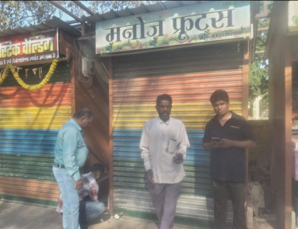 बकाया किराया नहीं चुकाने पर निगम की बड़ी कार्रवाई, मानस भवन के पास 16 गुमटियां सीलबंद