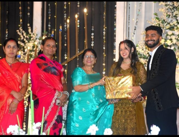 महापौर की अनोखी पहल,सड़क सुरक्षा का संदेश: महापौर द्वारा तीन अलग-अलग शादियों में पहुँचकर दूल्हा-दुल्हन को हेलमेट भेंट कर दी शुभकामनाएं