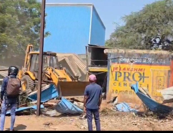 दुर्ग : समोदा में प्रशासन की बड़ी कार्रवाई: शासकीय जमीन से अवैध दुकान और कब्जा हटाया