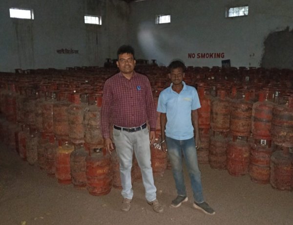 दुर्ग : पद्मनाभपुर की गोल्डन गैस एजेंसी पर कार्रवाई, स्टॉक में गड़बड़ी पर सैकड़ों सिलेंडर जब्त