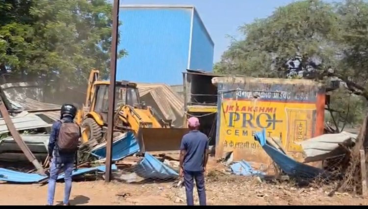 दुर्ग : समोदा में प्रशासन की बड़ी कार्रवाई: शासकीय जमीन से अवैध दुकान और कब्जा हटाया