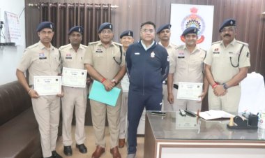 लूट के आरोपी को तत्काल पकड़ने वाली टीम को एसपी ने किया पुरस्कृत